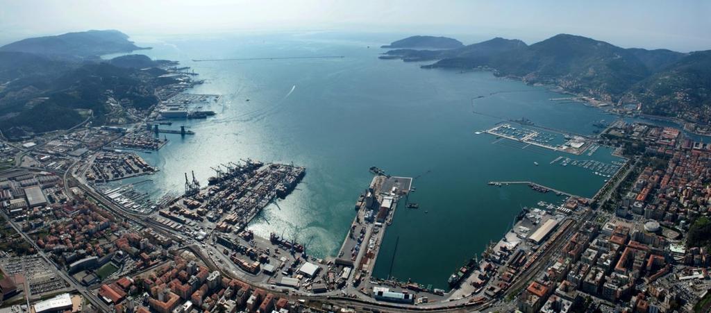 Il Golfo della Spezia: Veduta del Golfo della Spezia (immagine aerea del maggio 2012): In primo piano l area del Porto Mercantile