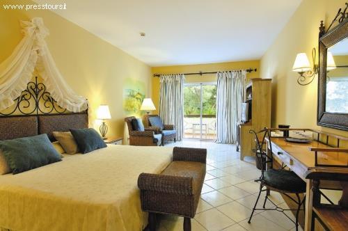 Plus, Suite e Premium, distribuite in bungalows a due piani siti in un ampio giardino tropicale.