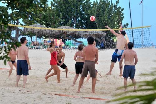 opzionali), due piscine, una con animazione ed una tranquilla, una grande jacuzzi, sport non motorizzati, quali tennis, ping-pong, beach volley, giochi