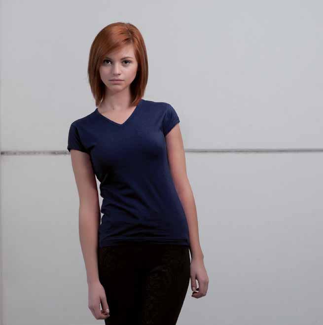 T-SHIRT 202 T-shirt collo a V Taglio aderente 100% cotone pettinato 145 g/mq Confezione 10pz pronto