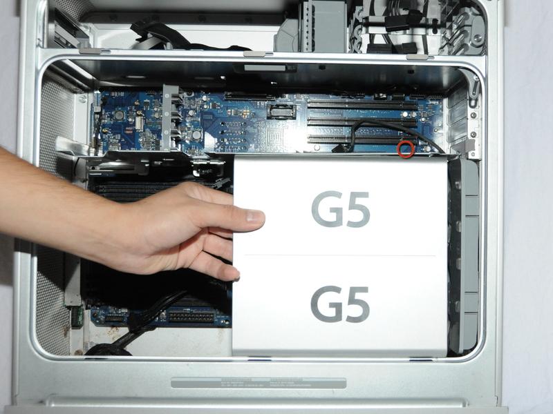 Passo 8 Rimuovere il coperchio metallico G5 dall'unità di elaborazione / raffreddamento del computer.