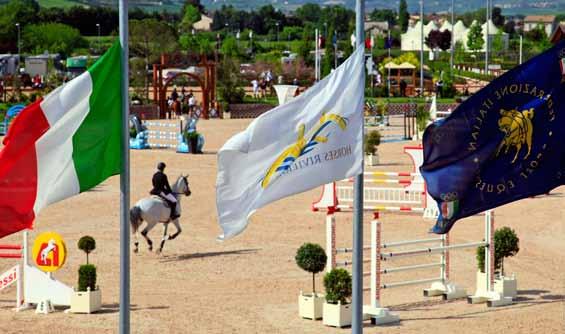 L altro gioiello di Horses Riviera Resort è lo splendido campo indoor Acquario di 2800 mq, dotato di terrazza, tribuna riscaldata con 500 posti numerati, ristorante con vista e galleria con tavoli a