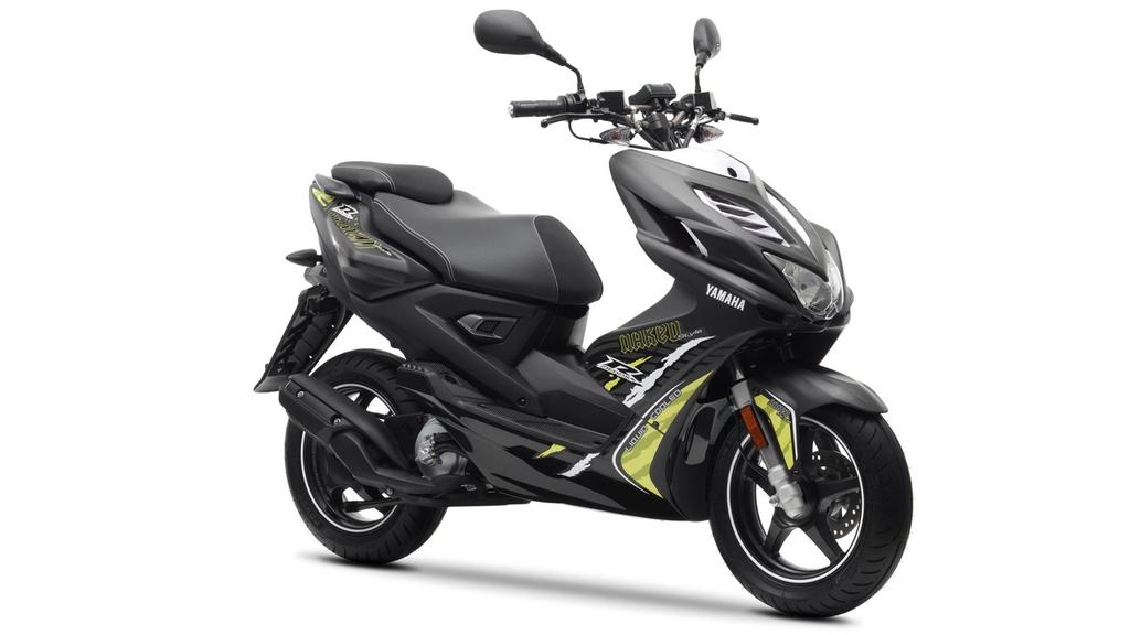 La sua carena aerodinamica e ridotta all'osso, con manubrio a vista, è ispirata al look delle leggendarie R-Series Yamaha.