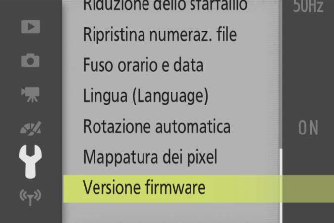 2 Controllare la versione firmware in uso I menu visualizzati dalla propria fotocamera possono essere diversi da quelli riportati nel presente documento. 1 Accendere la fotocamera.