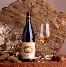 Pinot Bianco e Sauvignon fermentano a temperatura controllata in vasche di acciaio inox dove maturano per circa dieci mesi.