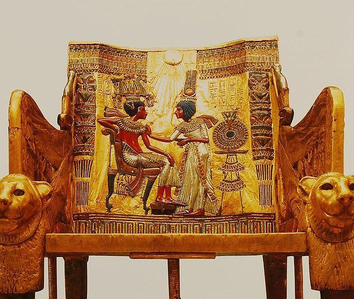 Trono in legno scolpito e rivestito d oro con raffigurati