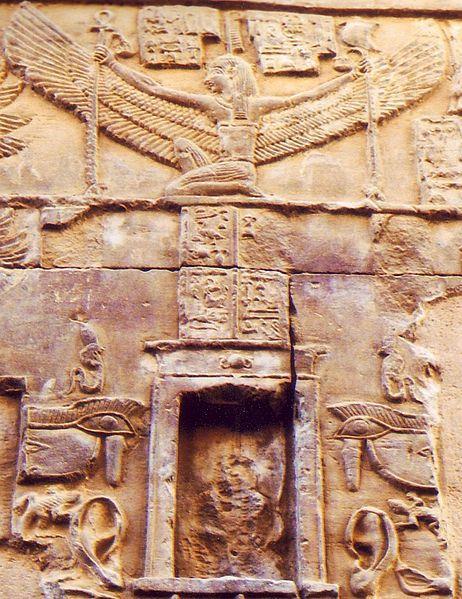 La falsa-porta La falsa-porta è una stele che presenta il nome e i titoli nobiliari del defunto.