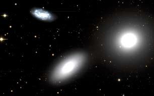 48 più a nord si trova M105, la maggiore ellittica del gruppo, di forma quasi sferica, di tipo E1. Fu scoperta da P.