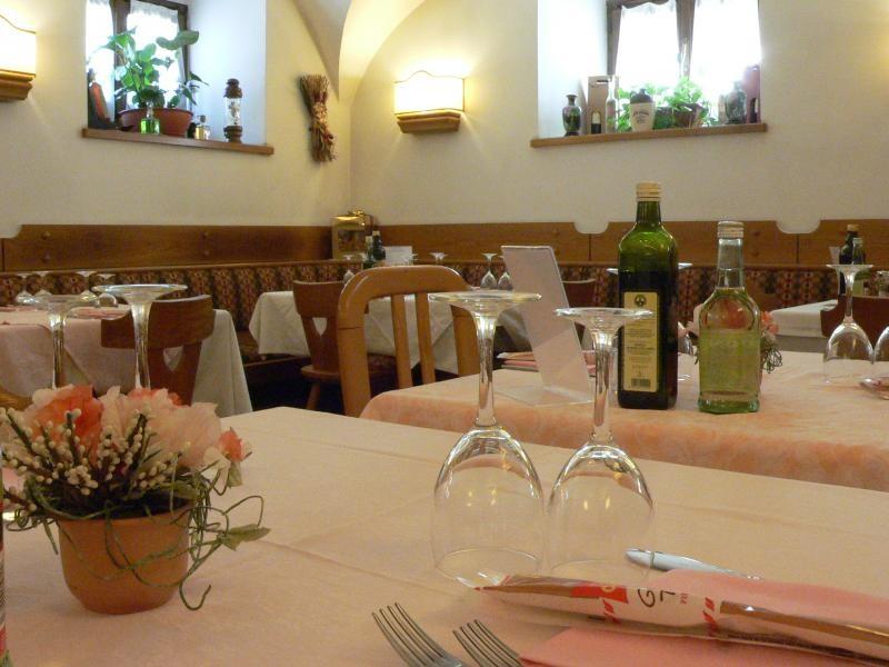 Descrizione Il ristorante Collini è un locale intimo, caldo e accogliente, con suggestivo soffitto a cupola situato al centro di Pinzolo; offre ai propri ospiti una cucina curata, tipica trentina,