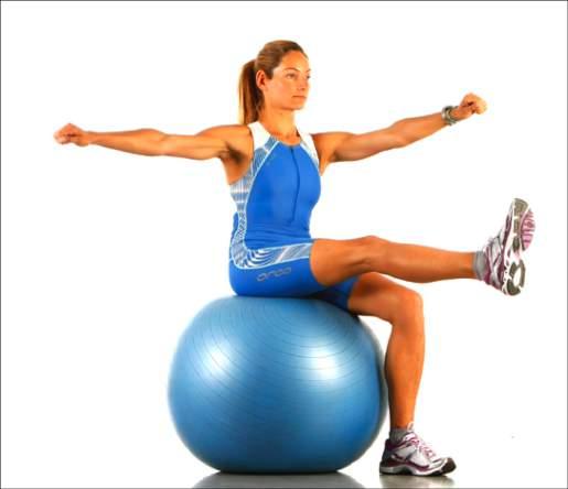 1) Esercizi da seduti Se non siete molto pratici di fitball, consigliamo di partire da questo semplice esercizio.