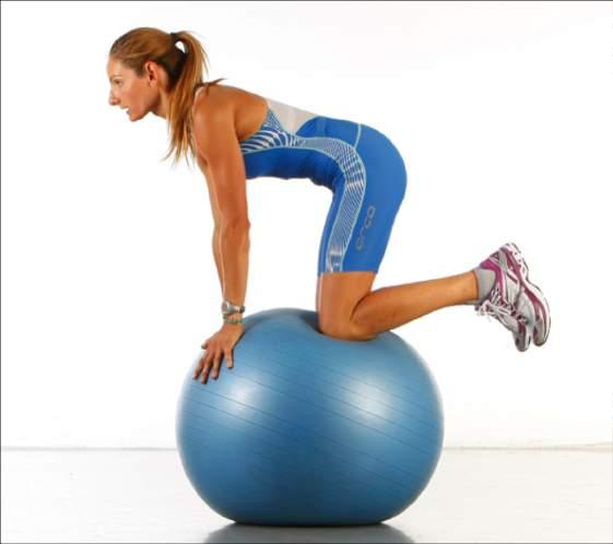 4) Esercizi in posizione di quadrupedia ed eretta Quadrupedia Salite in ginocchio sulla fitball e state in