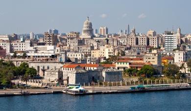 Visita a piedi del centro storico, patrimonio UNESCO dal 1982: Plaza de Armas, il Palacio de los Capitanes Generales (massima espressione del Barocco cubano), che fu la casa del governatore di Cuba,