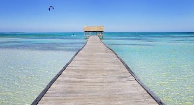 paragoni in tutti i Caraibi, dall ineguagliabile biodiversità. Trasferimento in pullmino privato a Guardalavaca e sosta lungo il percorso, con guida locale parlante italiano.