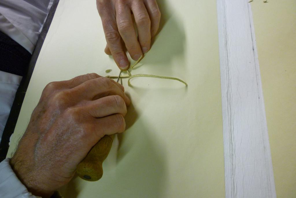 Legatoria d Arte di Brevi Paolo ELEMENTI DI CHIUSURA Realizzazione di corregge in pelle allumata avente la funzione di chiusura del volume.