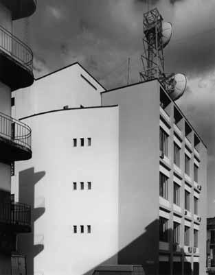 Messina. Centrale telefonica (V. Pantano, 1953), veduta esterna (foto A. Muciaccia). Messina. Istituto Tecnico Verona Trento, 1950 (foto A. Muciaccia). Edifici per servizi.