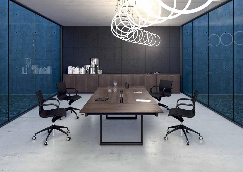 tavolo riunione: struttura e copertura passacavi in metallo verniciato nero; piani in melaminico