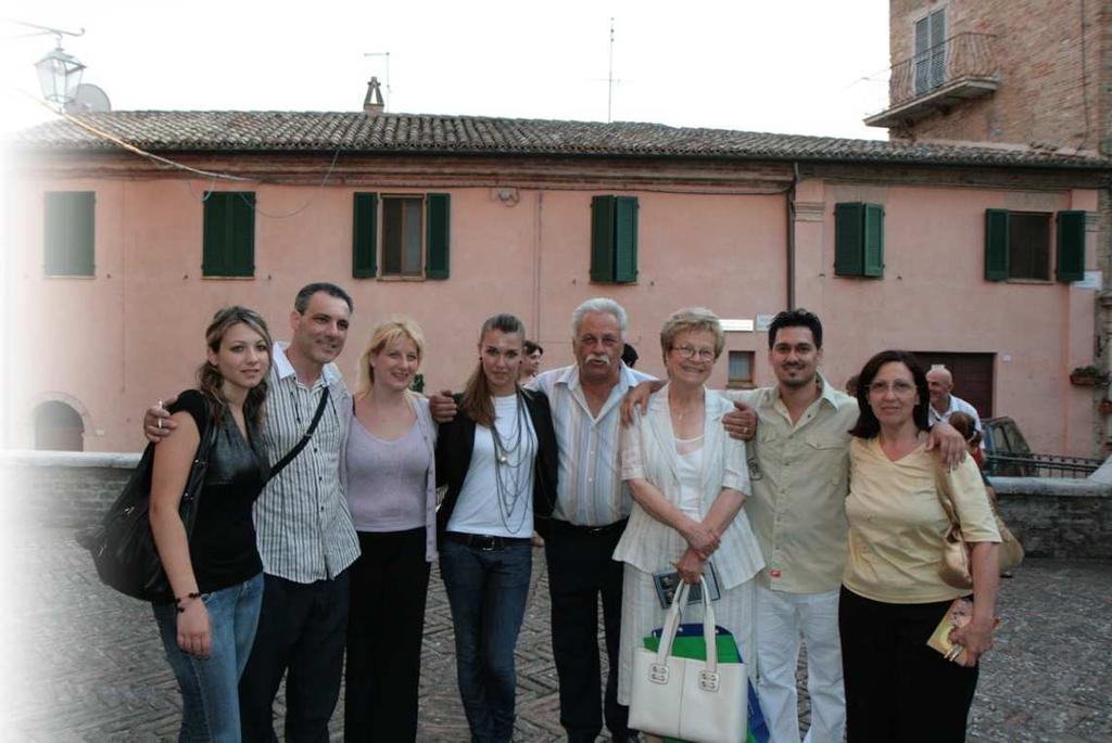 Maggio Da sinistra : Ilaria Vittorio e Marilena Greco, Martina Pinto, Rinaldo Morbidelli, Ines Orsini, Mauro Greco e Annamaria Costanza 1 Sabato S. Giuseppe artigiano 16 Domenica Ascens. di N.S. 2 Domenica S.