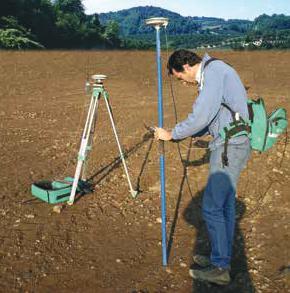 Effettuata la tracciatura si preparano le buche fatte a mano o con apposite trivelle meccaniche, con un diametro di 40-50 cm e una profondità di 35-40 cm.