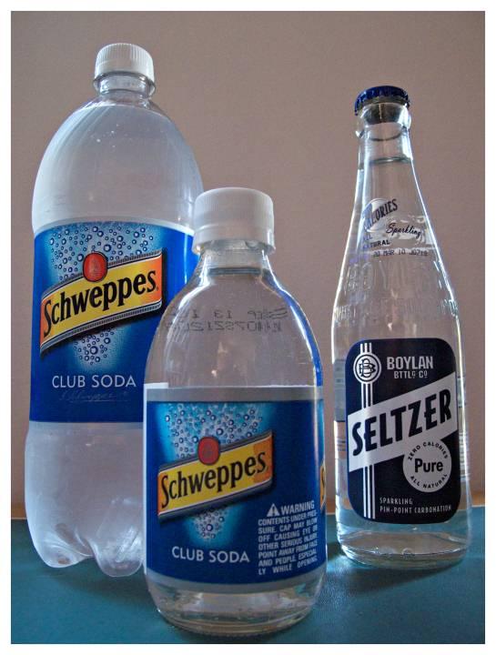 Di solito per soda water si intende una bevanda venduta in bottiglia composta da: acqua, bicarbonato