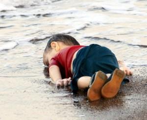 La foto di Aylan sconvolge il mondo. Ne hanno fatto un frame. La foto di Aylan. La foto di un angioletto utilizzata per le più becere strumentalizzazioni e rafforzare quei frame che scricchiolavano.