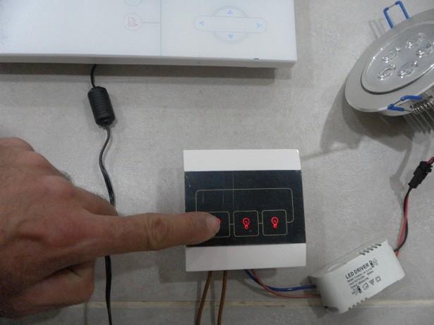 codificare sul contatto elettrico fino a quando la spia rossa a forma di lampadina inizia a