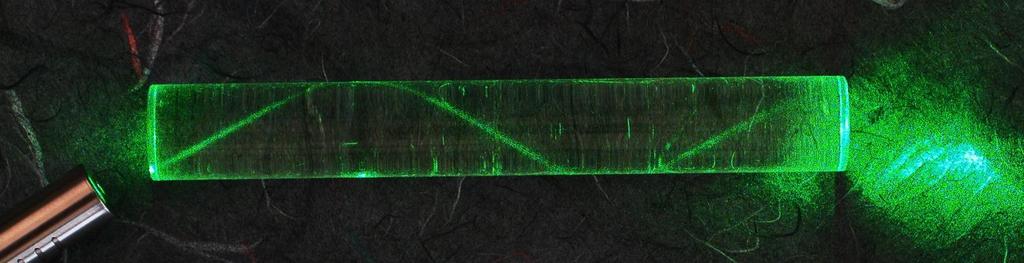 Mezzi trasparenti e opachi Quando la luce si propaga in un mezzo materiale diverso dal vuoto subisce una diminuizione di intensità luminosa. Tale fenomeno è detto attenuazione della luce.