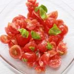 Il farro con pomodorini è un piatto dai sapori tipicamente mediterranei. Lo potete preparare con largo anticipo, si può servire tiepido oppure freddo ed è perfetto per le giornate e serate estive.