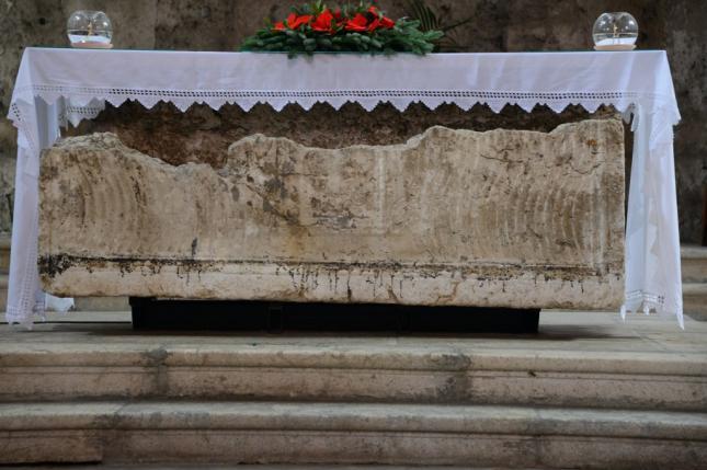 L interno 8 è a tre navate absidate ed è completamente spoglio, perché le sfortunate vicende della chiesa hanno cancellato l apparato decorativo di cui restano solo alcuni frammenti di affreschi di