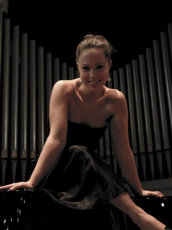 Ljuba Bergamelli, voce. Ha iniziato lo studio del canto con Luisa Castellani e Silvia Lorenzi. Si è laureata in Musica Vocale da Camera e in Canto presso il Conservatorio G.