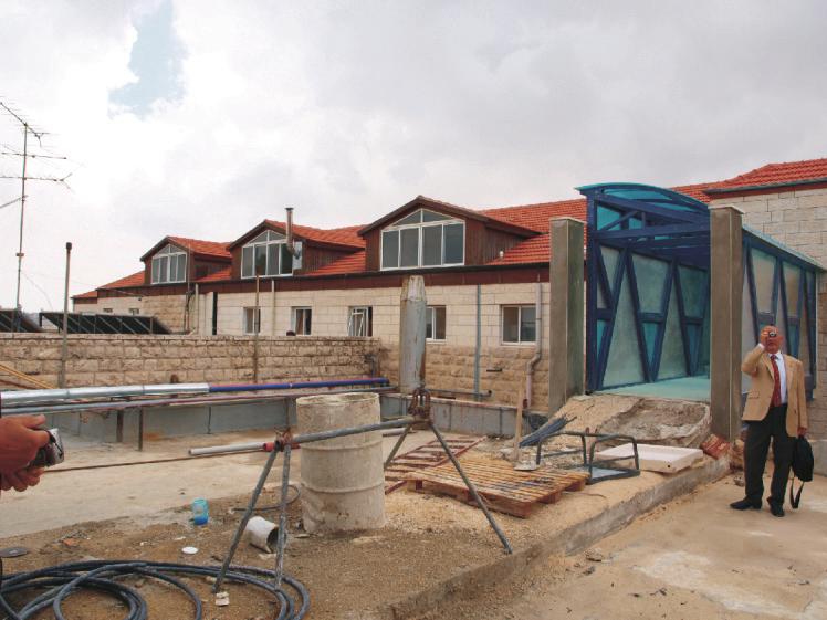 Deir Rafat, Israele: costruzione della via della processione.