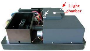 Inserire la nuova lampada W nella sede più a fondo possibile. Assicurarsi di mantenere il filamento nella stessa direzione come la lampada rimossa.