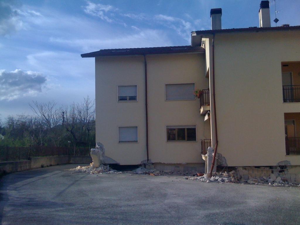 Ordine degli Architetti della Provincia di Varese Modulo M3 ANALISI CRITICA DELLA GEOMETRIA LA MANCATA REGOLARITA Meccanismo di collasso: Piano debole Terremoto del L Aquila 6 aprile