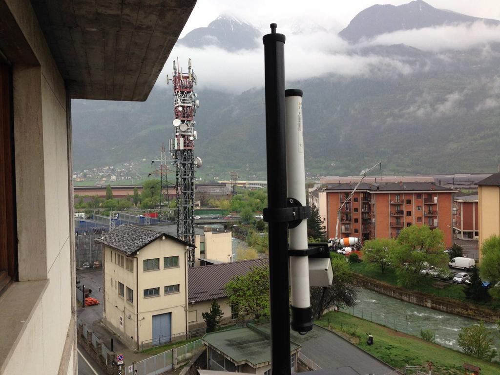 MONITORAGGIO DEL CAMPO ELETTRICO CON CENTRALINE RF SUL TERRITORIO DELLA VALLE D AOSTA: 10 ANNI DI MISURE E. Imperial, C. Desandré, Leo Cerise, Valeria Bottura ARPA Valle d Aosta, Loc.