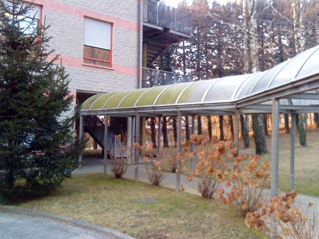 Intorno all'edificio, l'area esterna è costituita da giardino ed aree di passeggio per consentire una fruibilità e deambulazione da parte degli ospiti.