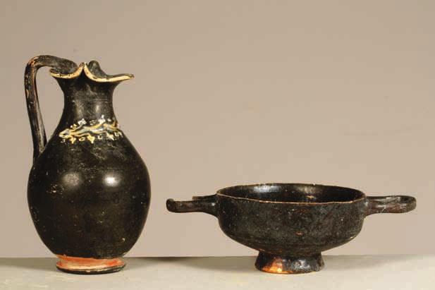ornamento personale (oreficerie), i contenitori (lekanides e pissidi) e gli oggetti da toilette, innanzitutto lo specchio in bronzo [92-93] e il pettine in osso.