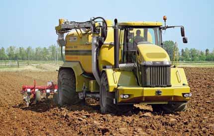 Foto 1 Macchina a elevata capacità di lavoro e basso calpestamento per la distribuzione degli effluenti Foto 2 Sistema ambientale per la distribuzione degli effluenti a basso calpestamento tunnale