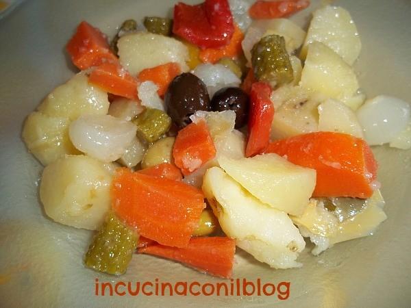 CONTORNO DI PATATE Ingredienti 4-5 patate bollite giardiniera sott olio sale, olio, aceto Preparazione Preparate precedentemente le patate.