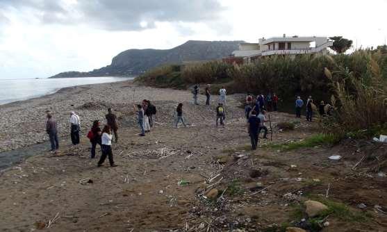 Dal cordone ghiaioso si può seguire il breve ultimo tratto della foce che si scava un alveo appena accennato, con anse precarie.