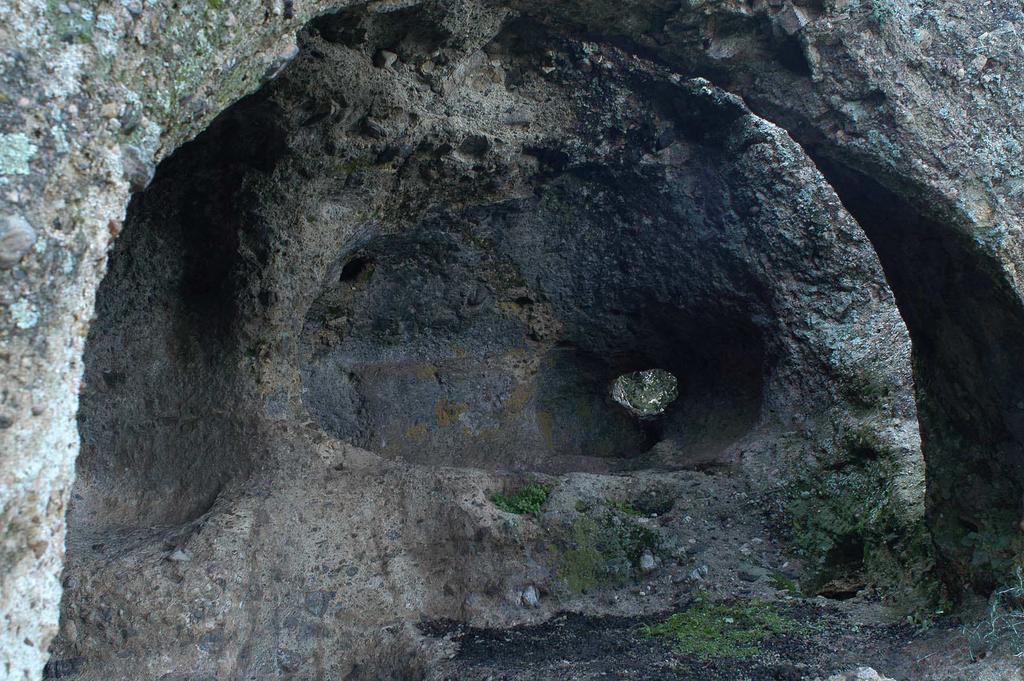 Fig. 13 - Veduta, attraverso l ingresso C, dell ambiente superiore delle Grotticelle