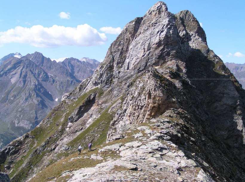 zza a quota 1300 m s.l.m. L elettrodotto discende in sinistra idrografica del Torrente Toce che attraversa in corrispondenza del sostegno n.27.