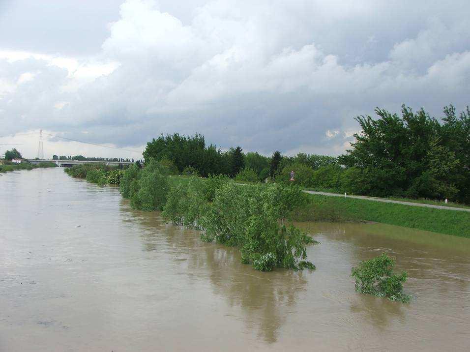 Foto b Livello raggiunto dal fiume Bacchiglione mercoledì aprile alle ore. in località Roncajette (Ponte San Nicolò, PD).