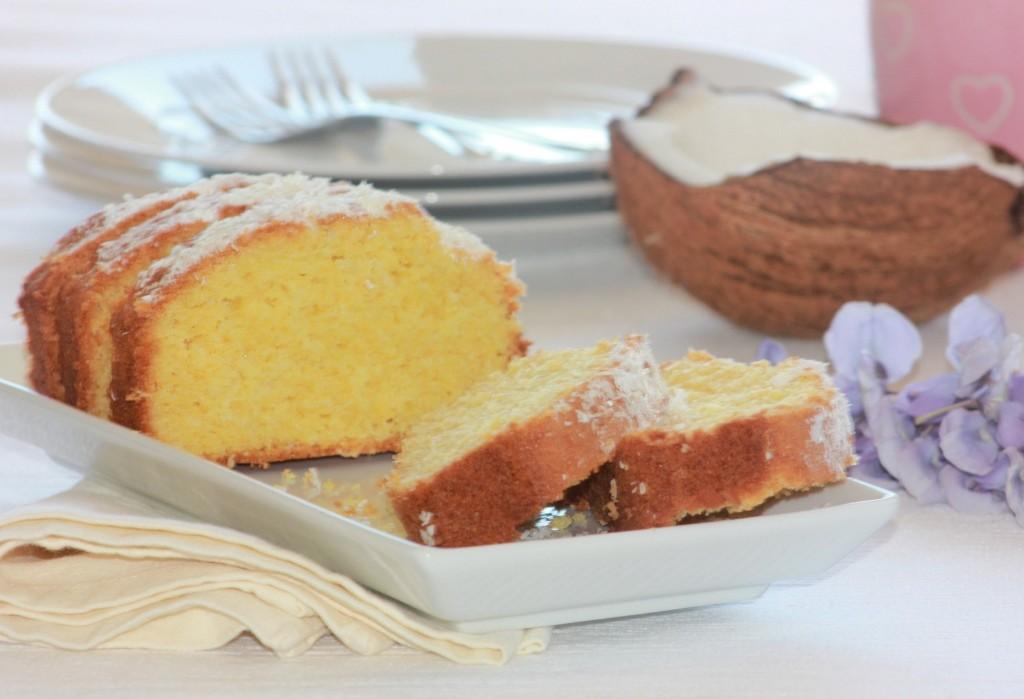 Il plumcake al cocco è un dolce gustoso, soffice e ideale per la colazione e la merenda. La presenza nell impasto del cocco grattugiato disidratato dona al plumcake un aroma dolce e delicato.