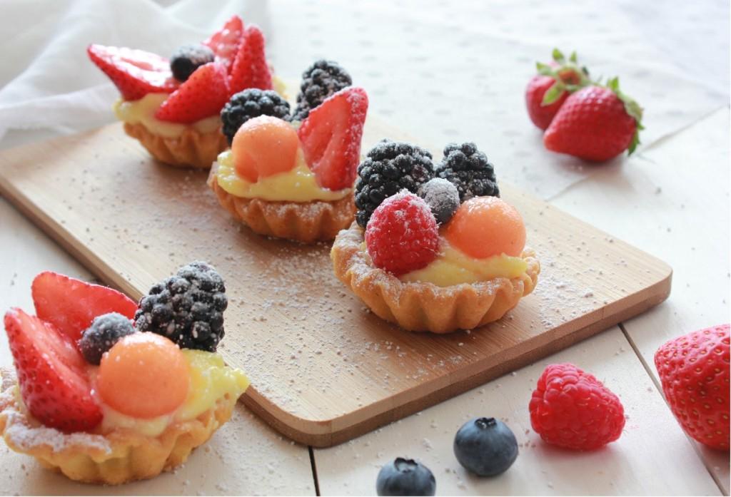 Crostatine alla frutta Le crostatine ripien e di crema pasticcera aromatizzata alla vaniglia e decorate con frutta fresca di stagione sono dessert goloso, di gran effetto che conquistano sempre