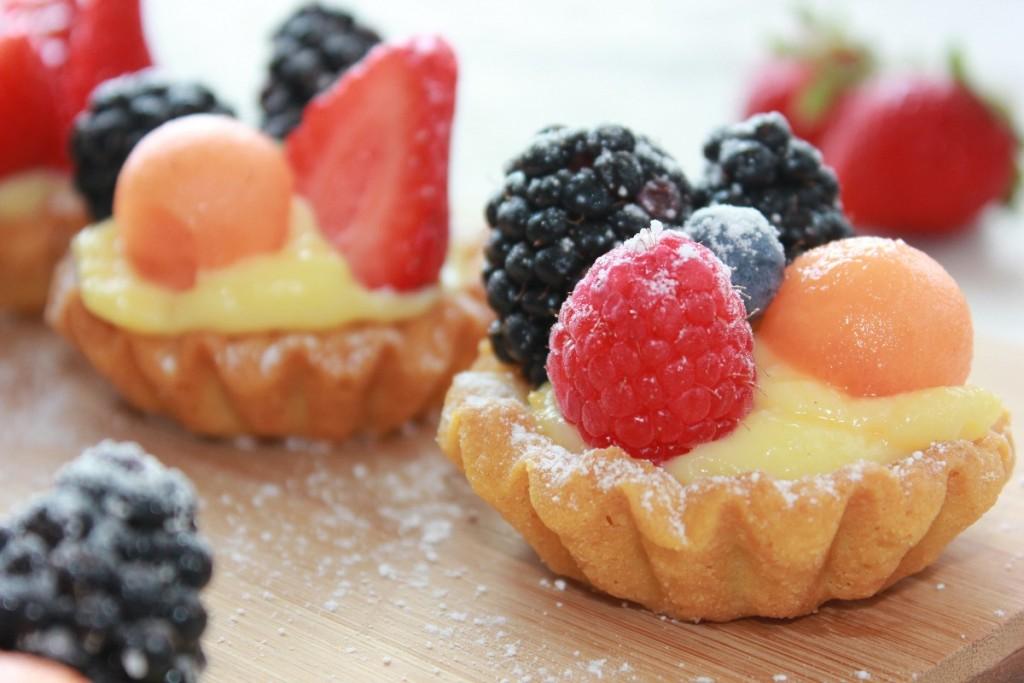 sacà-poche. 3. Guarnite le crostatine con la frutta lavata e asciugata su carta da cucina.