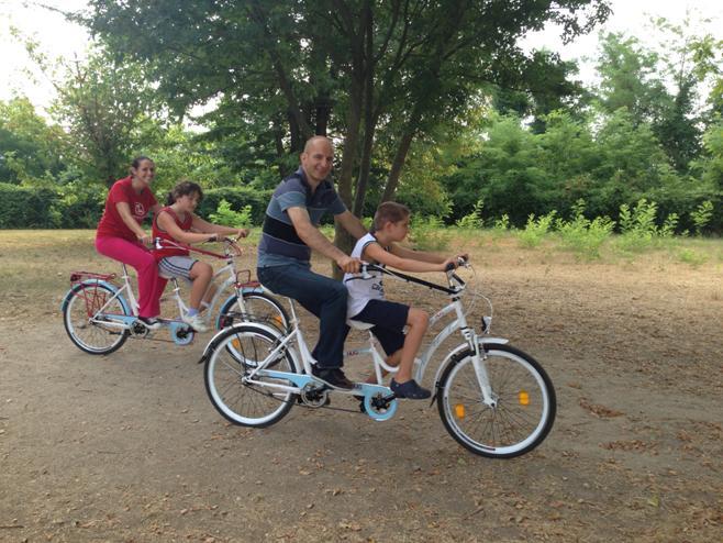 Iniziative di Banca Sociale: Opera della Marca Opera della Marca ha brevettato Hugbike la prima bici che si pedala in 2 stando abbracciati A