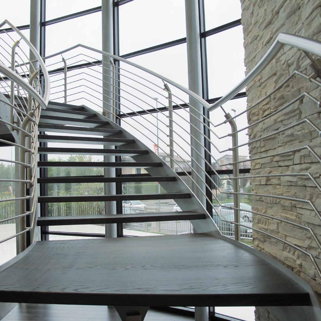 SCALE ELICOIDALI Le scale elicoidali Steely sono costituite da un doppio cosciale laterale calandrato a elica in acciaio inox da 8mm di spessore. I gradini possono essere in vetro, legno o pietra.