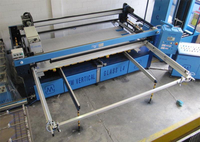 Innovativo piano stampa (brevettato) Il piano stampa è realizzato in modo tale da impedire alle lastre di vetro (o pannelli di legno) di graffiarsi o scheggiarsi durante il loro posizionamento.
