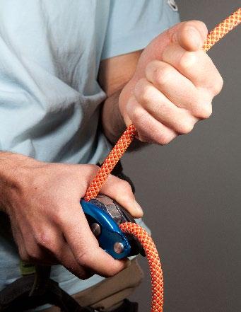 È anche importante insistere sul fatto che qualsiasi bloccaggio all apparecchio, o alla camma, annulla l azione frenante sulla corda.