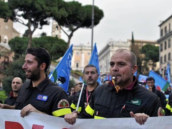 Vigili fuoco in corteo a Roma, 'Niente piu' precari' - Photostory Primopiano - ANSA.