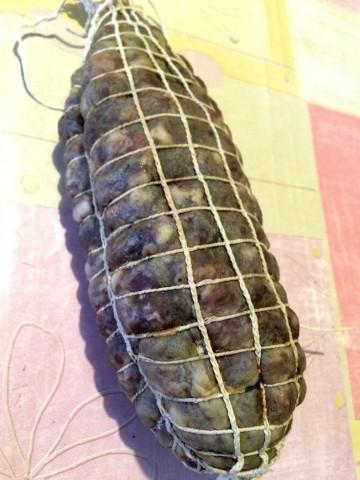 Salame Mantovano Vi assicuro che già dal colore rosso vivo invita al primo morso, ma è il profumo delicato e il gusto deciso che ne fa un compagno per ogni momento della giornata.